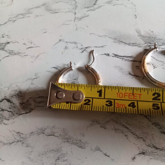 585 (14k) Two-tone White and Yellow Gold Diamond Cut Hoop Earrings Vtg Estate - Picture 3 of 11